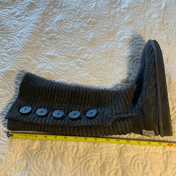 Classic cardy Uggs - Picture 7 of 13